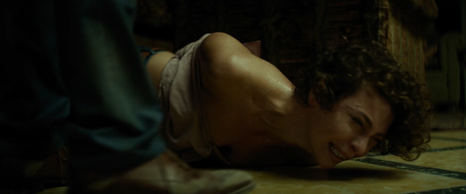 使命召唤The.Gunman.2015.1080p.BluRay.H264.AAC-hclg.mkv_20250301_131635.186.jpg