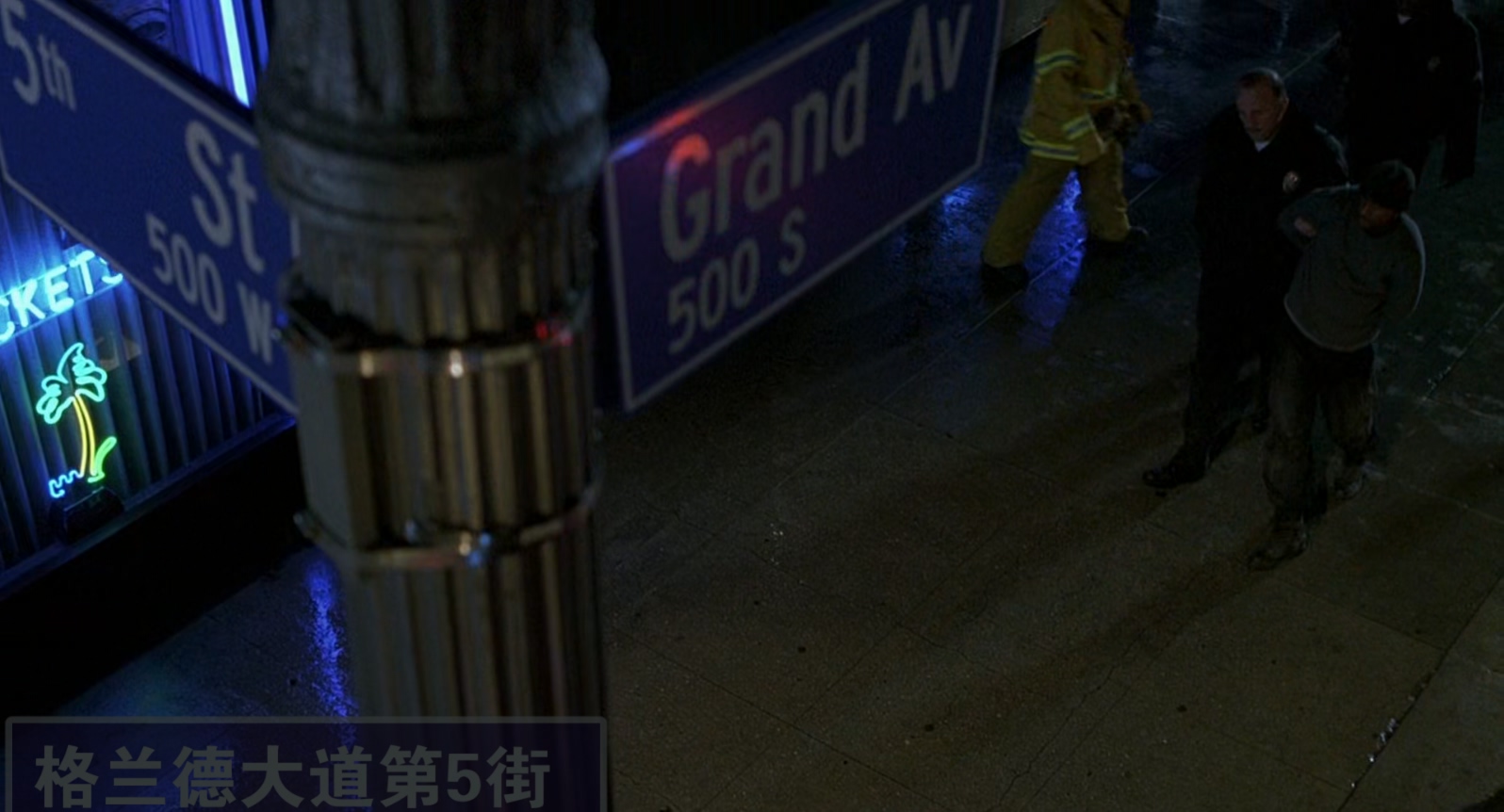 笨贼妙探.Blue.Streak.1999.1080p.BluRay.x265.2audio-RARBG特效字幕.mkv_20250321_09.jpg
