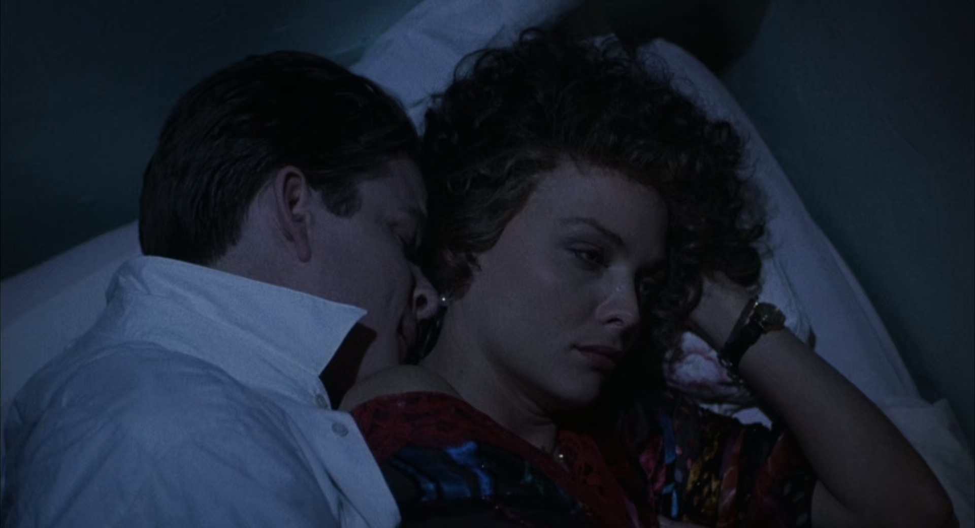 嫁入黑帮.Married.to.the.Mob.1988.1080p.BluRay.x265.国英双语无字.mkv_20250417_220.jpg