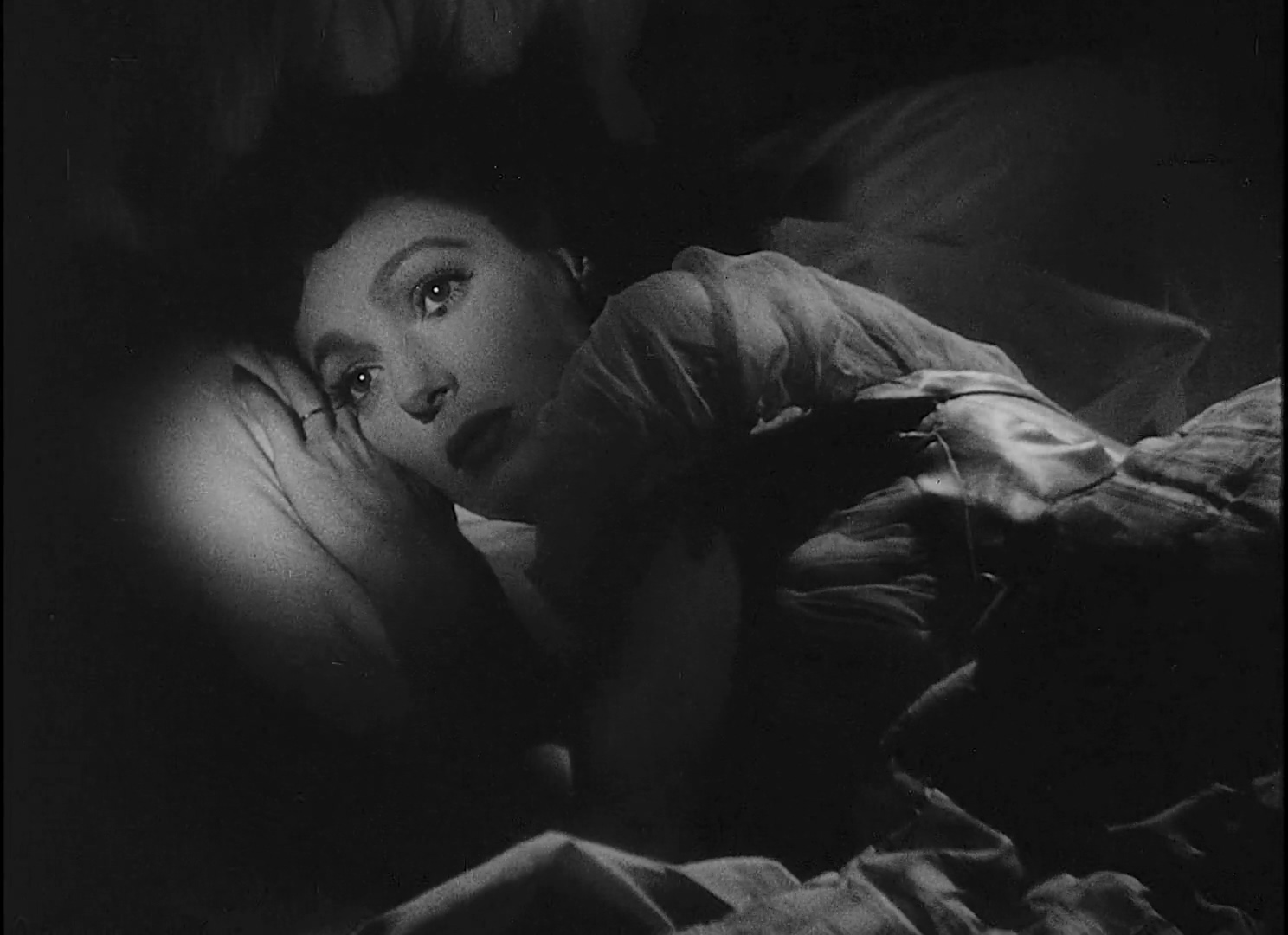 The.Stranger.1946.REMASTERED.1080p.BluRay.H264.AAC-RARBG.mp4_20250513_122432.457.jpg