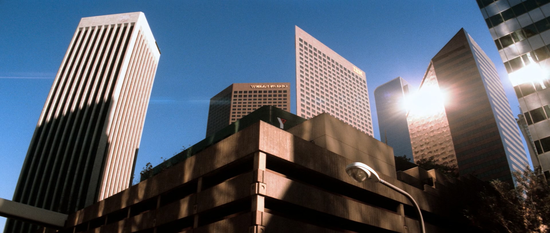 Escape.from.L.A.1996.1080p.BluRay.x265.10bit.DTS-HD.MA.5.1-ParkHD.mkv_20250526_2.jpg