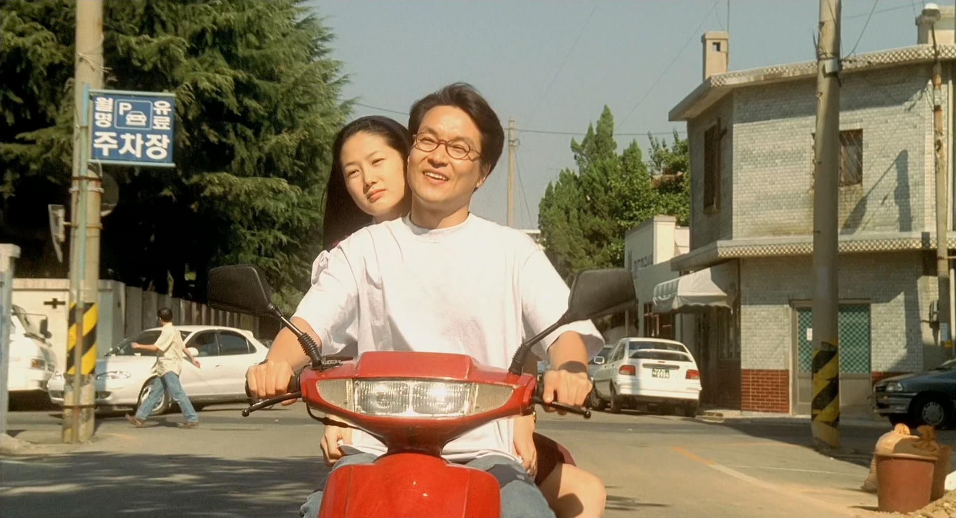 Christmas.in.August.1998.CZ.BluRay.1080p.x265.10bit.DTS-HD.MA.5.1-DreamHD.mkv_20.jpg