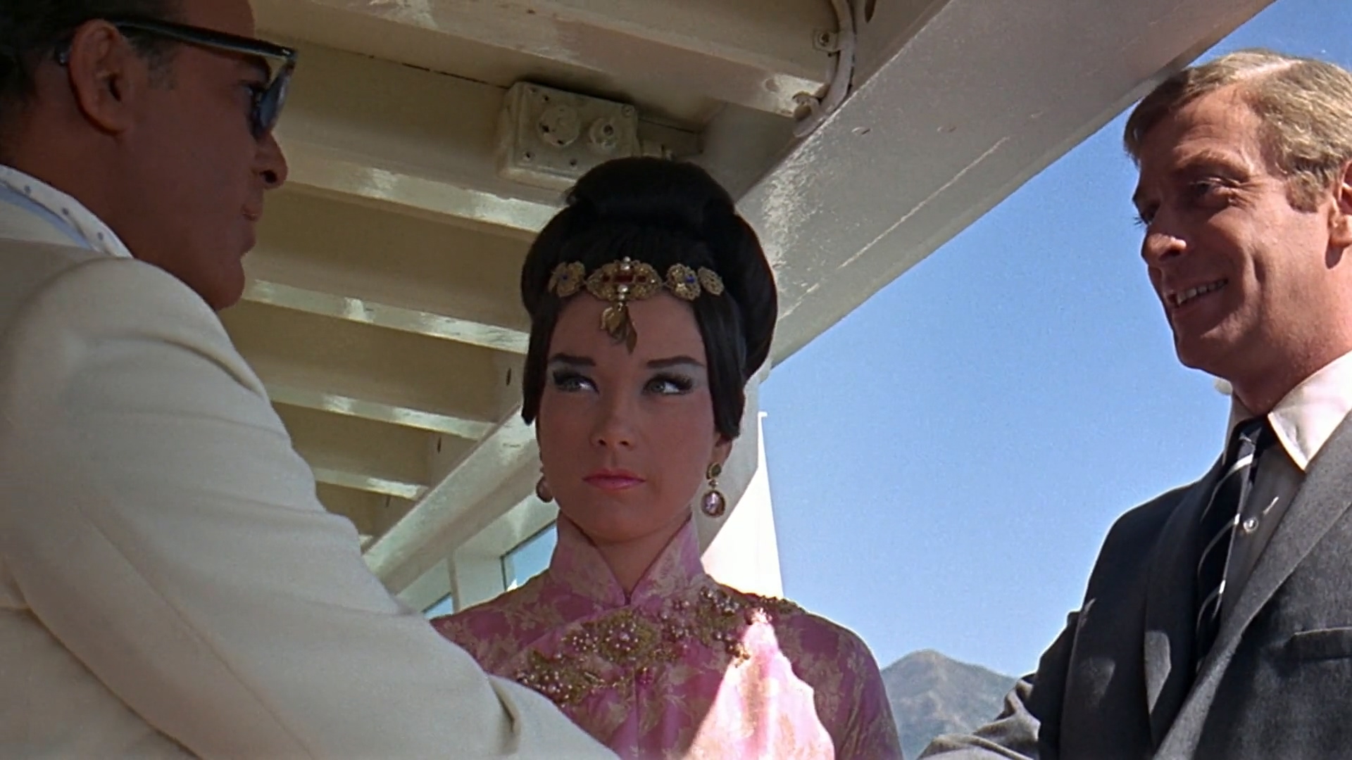 Gambit.1966.1080p.BluRay.H264.AAC-RARBG.mkv_20250624_093225.393.jpg