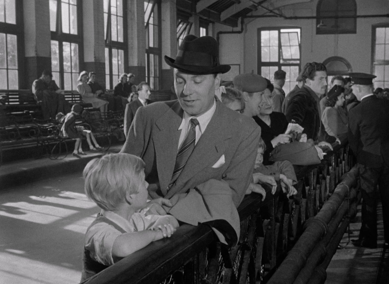 The.Fallen.Idol.1948.1080p.BluRay.x265.10bit.FLAC.2.0-QuickIO.mkv_20250705_093634.256.jpg