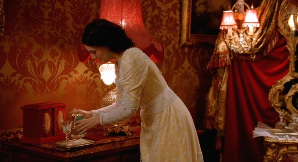 逐爱天堂.Angel.2007.DVDRip.国英双语中字.mkv_20250705_220313.751.jpg