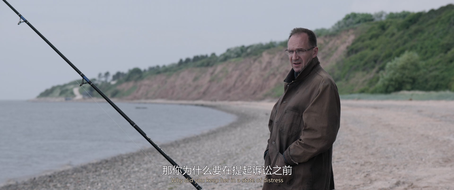 官方机密.Official.Secrets.2019.1080p.BluRay.x265.国英双语中字.mkv_20250706_220654.267.jpg
