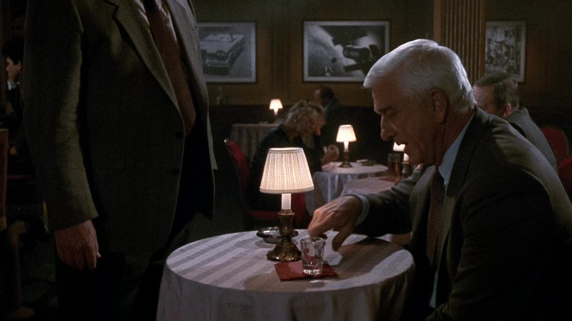 白头神探2：恐怖的气味.The.Naked.Gun.2.1.2.The.Smell.of.Fear.1991.2Audio.CN.mkv_2.jpg