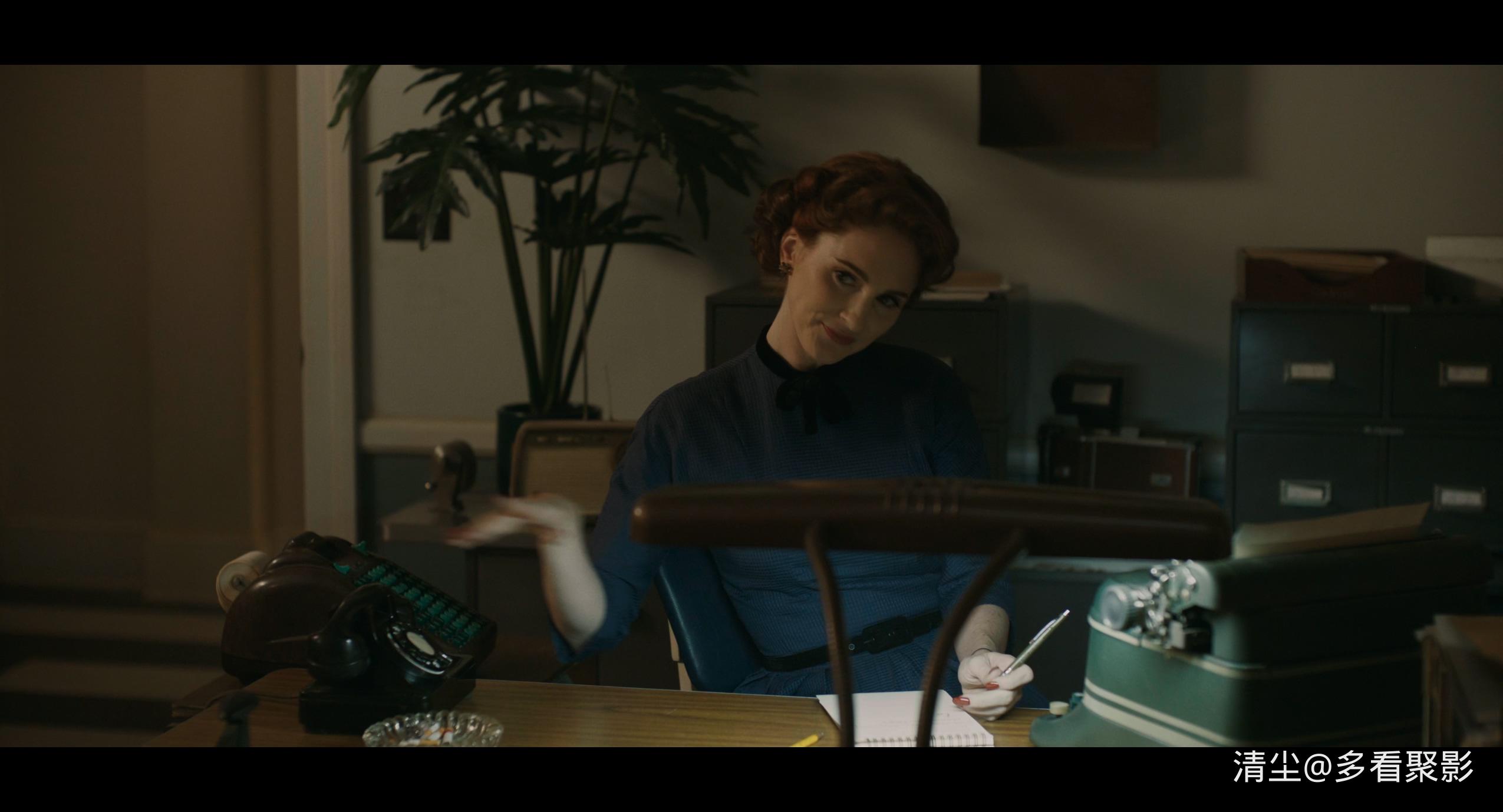 Lessons.in.Chemistry.S01E01.Little.Miss.Hastings.2160p.ATVP.WEB-DL.DDP5.1.Atmos..jpg